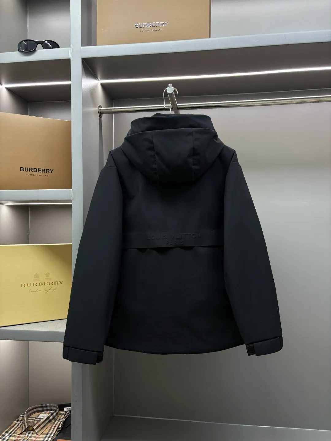 🅿️1440 LV Louis Vuitton's new lettered down jacket is rarely available through trading company channels, and will be sold simultaneously on the official website! V's new down jacket is a popular fashion item this winter. The fabric is made of customized high-density technical fiber blend material, which has excellent windproof, waterproof and anti-velvet capabilities! This means you can wear it outside in the cold winter months with confidence and stay dry and warm whether it’s windy, rainy or snowy! This design not only increases the overall sense of layering, but also makes you look more outstanding when wearing it!  The interior is filled with European standard imported 90 white goose down. The interior is divided into sections through horizontal quilting technology, making the down jacket full and fluffy. It not only provides sufficient warmth, but also maintains a light feeling, making you more comfortable when wearing it! As well as hardware accessories engraved with the brand's logo, it shows luxurious and elegant details! The casual and versatile version, whether you are a boy or a girl, can easily interpret different styles, making you the center of attention in different occasions! Size: M-XXXL Color: black beige